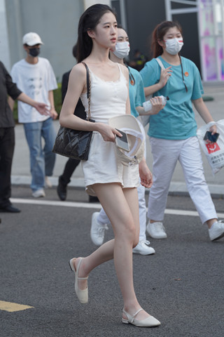 街拍吊带裙小姐姐