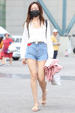 变走路边听歌的热裤小美妞