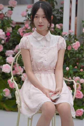 抓拍拍照打卡的淡粉色裙小妹