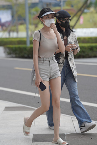 牛仔热裤妹纸