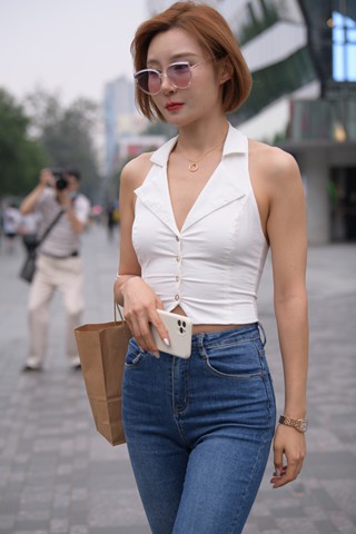 喇叭牛仔裤美眉