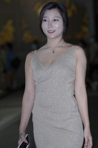 街拍吊带裙美女
