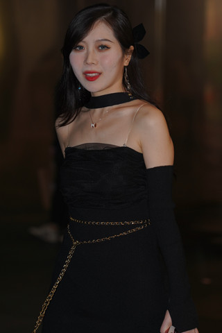 夜拍韵味黑丝美女