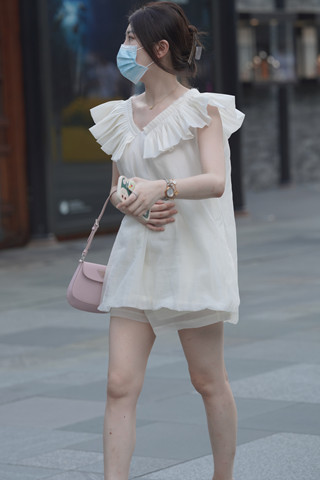 街拍白裙白皙气质美女