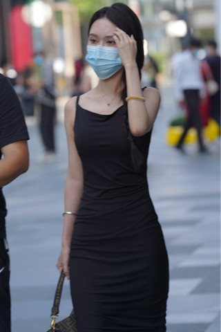 街拍黑色开衩裙白皙小姐姐