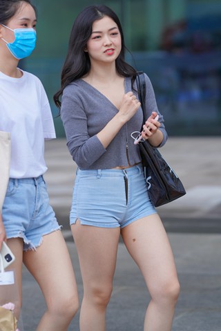 街拍穿拖鞋的热裤美眉