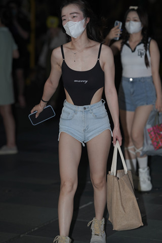 夜拍内高叉，牛仔热裤美眉