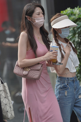 苗条高挑粉色长裙小姐姐