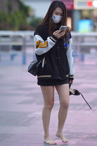 赤脚走路的小姐姐
