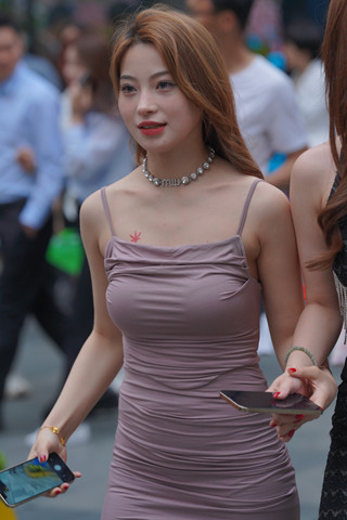 街拍吊带长裙小姐姐
