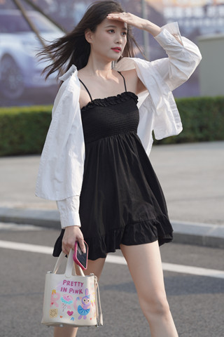 黑色吊带裙气质小姐姐