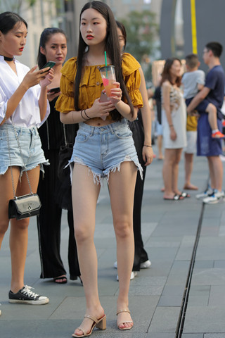 苗条大长腿高挑女孩儿