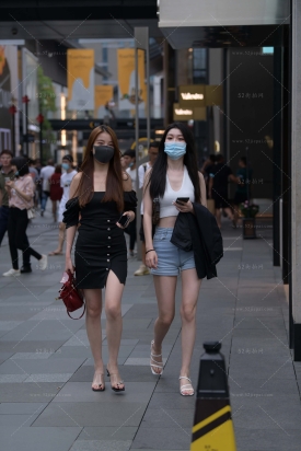 街拍牛仔热裤美腿小仙女