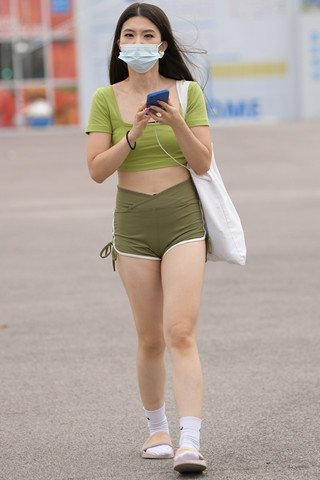 运动紧身热裤美眉