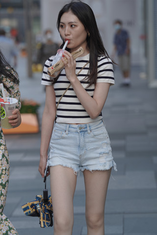 街拍条纹T恤，热裤美眉