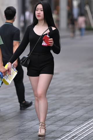 街拍白白净净的美腿美女