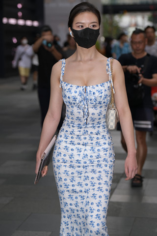 裹身吊带长裙美女