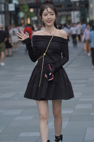 甜美的黑色裙小姐姐