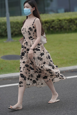 吊带花裙小姐姐