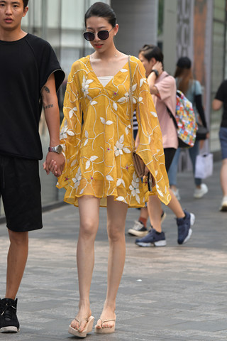 黄色裙美妇