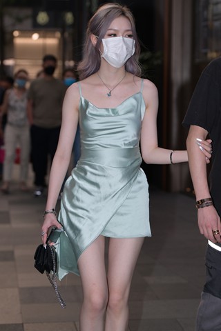 夜拍时尚靓丽吊带裙女友