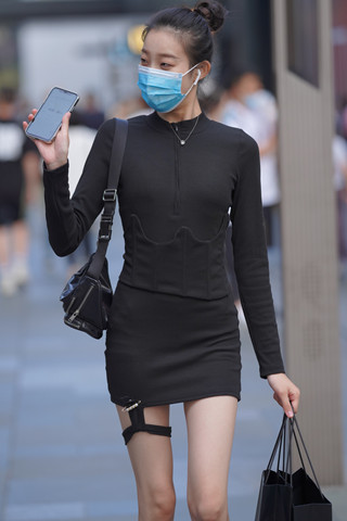 搭讪街拍黑色短裙小姐姐