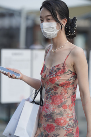 吊带花裙美眉