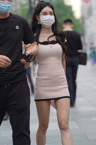 街拍淡粉色短裙美女