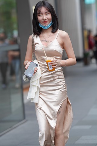 街拍吊带长裙美姐