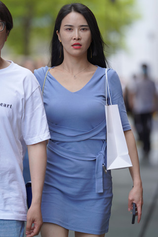 街拍蓝色裙高挑美女
