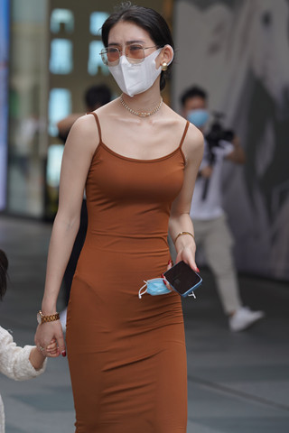 街拍吊带长裙美女辣妈