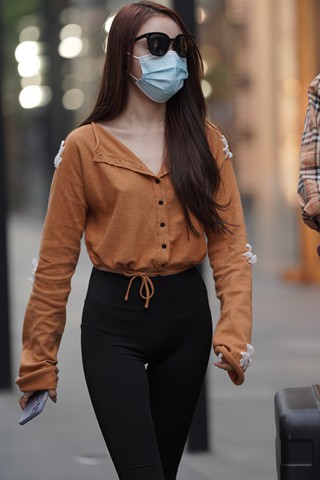 街拍黑色长裤墨镜女