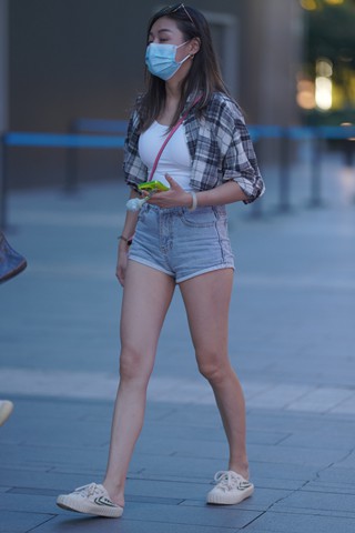街拍牛仔热裤美眉