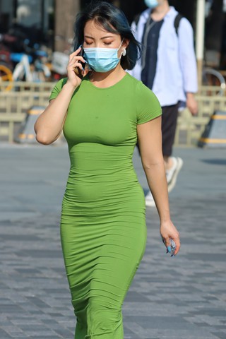街拍绿色裙美眉
