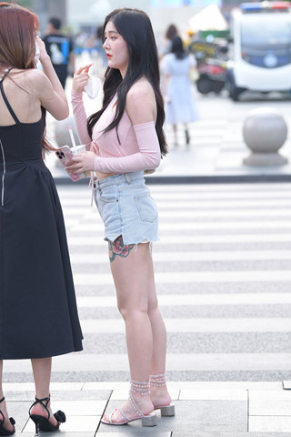 热裤美腿小姐姐