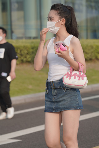 牛仔短裙小姐姐