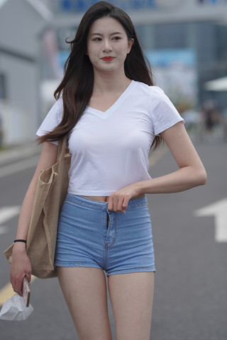 长腿热裤美女闺蜜