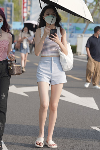 街拍穿拖鞋的白皙女神