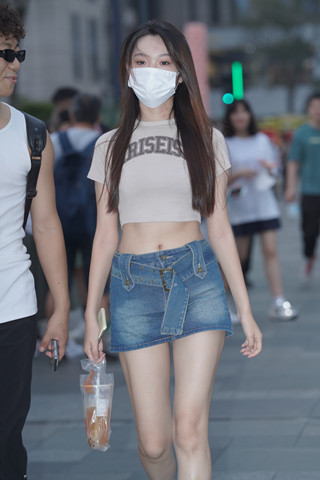 街拍牛仔短裙小仙女