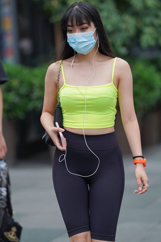 街拍小背心紧身裤美眉