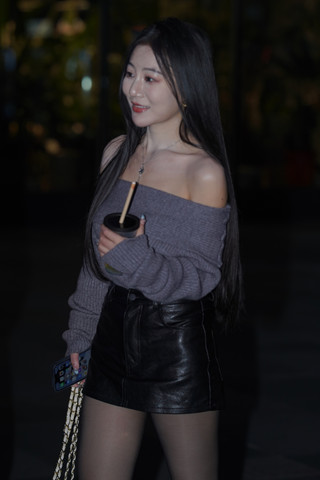 露香肩的黑丝美女