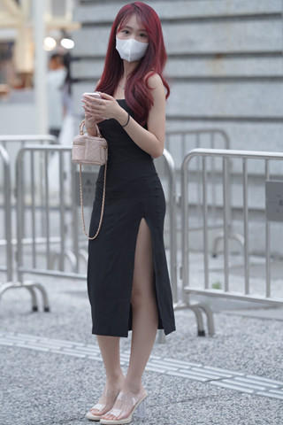街拍黑色开衩裙美女