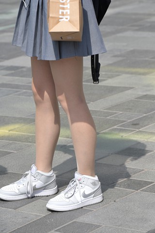肉丝白鞋短裙小妹