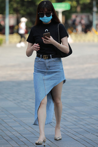 街拍斜牛仔裙美女