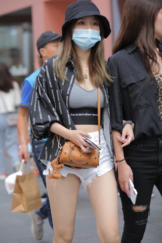 街拍白热裤美眉