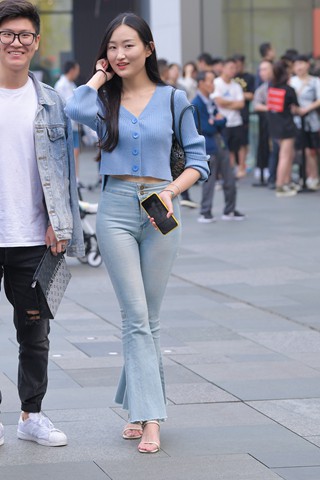 街拍喇叭牛仔裤美女
