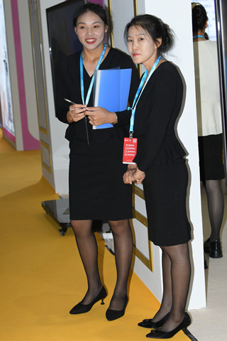 黑丝销售员姐妹