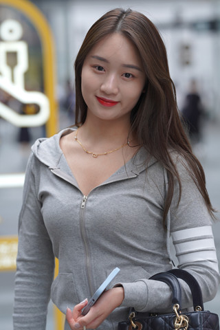 搭讪街拍灰色短裙美女