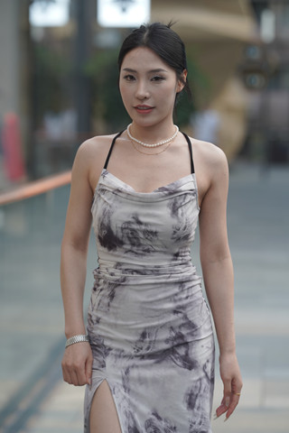 搭讪街拍过身裙美女