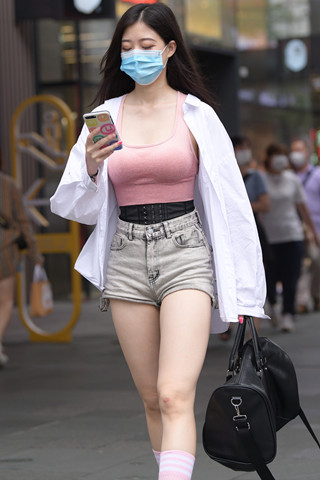 街拍穿束腰带的热裤小姐姐